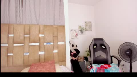Snapshot of anahimiller2 chatting on May 27, 1:57 am AnahiMiller2 online show from May 27, 1:57 am