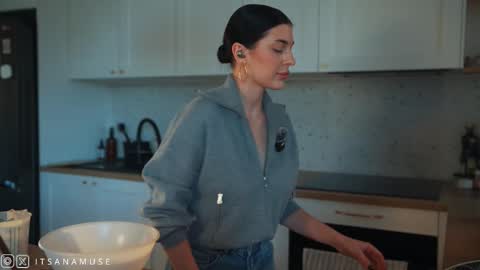 Ana online show from October 18, 3:13 pm