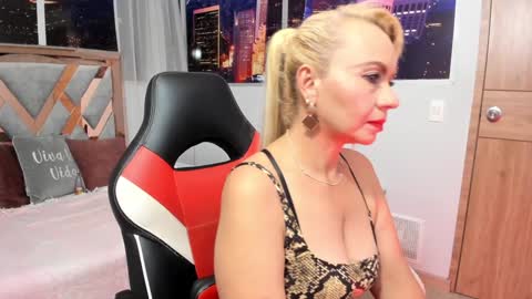 Snapshot of anastasiataylor_ chatting on December 5, 3:37 am Ana 3 online show from December 5, 3:37 am