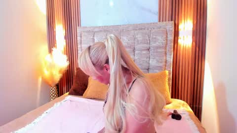 Snapshot of anastasiataylor_ chatting on December 12, 3:32 am Ana 3 online show from December 12, 3:32 am