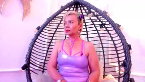 Snapshot of anastasiataylor_ chatting on March 9, 3:01 am Ana 3 online show from March 9, 3:01 am