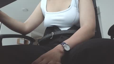 Snapshot of anddrea_ chatting on March 18, 11:24 am online show from March 18, 11:24 am