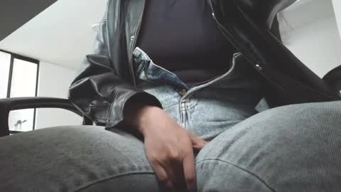 Snapshot of anddrea_ chatting on March 27, 12:05 pm online show from March 27, 12:05 pm