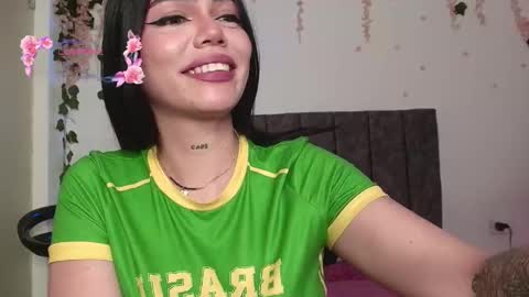 Snapshot of andra_rosse chatting on May 13, 6:38 pm Andra de la Rosse online show from May 13, 6:38 pm