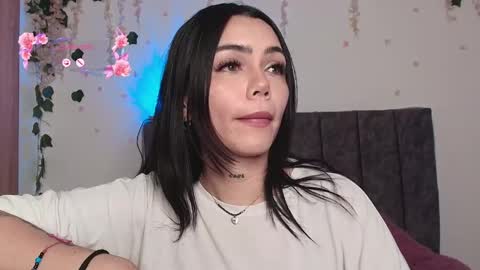 Snapshot of andra_rosse chatting on May 14, 11:33 pm Andra de la Rosse online show from May 14, 11:33 pm