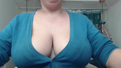 Snapshot of andrahart_ chatting on January 4, 6:30 pm AndraHart online show from January 4, 6:30 pm
