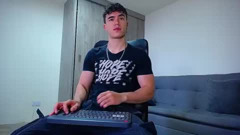 Snapshot of andre_parker chatting on June 18, 8:46 pm Andre Parker online show from June 18, 8:46 pm