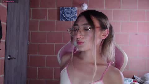 Snapshot of andrea_camila chatting on December 15, 4:44 pm Andrea online show from December 15, 4:44 pm