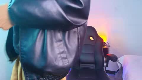 Snapshot of andreew_style_ chatting on March 23, 6:56 pm andreew_style_ online show from March 23, 6:56 pm