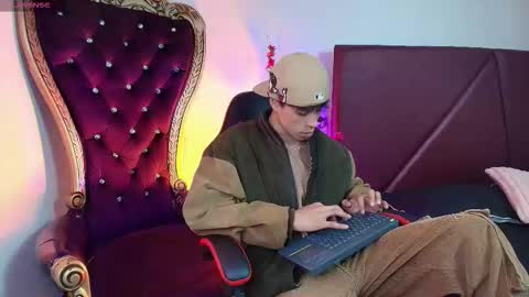 Snapshot of andreew_style_ chatting on March 24, 8:25 pm andreew_style_ online show from March 24, 8:25 pm