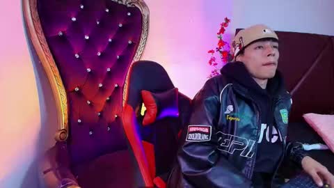 Snapshot of andreew_style_ chatting on March 27, 8:08 pm andreew_style_ online show from March 27, 8:08 pm