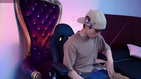 Snapshot of andreew_style_ chatting on March 28, 8:30 pm andreew_style_ online show from March 28, 8:30 pm