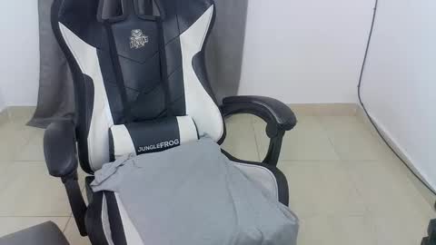 Snapshot of andres180950734 chatting on October 3, 11:24 pm andres180950734 online show from October 3, 11:24 pm