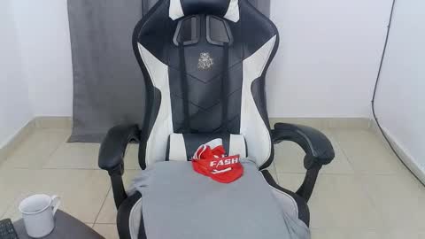 Snapshot of andres180950734 chatting on October 11, 9:52 am andres180950734 online show from October 11, 9:52 am