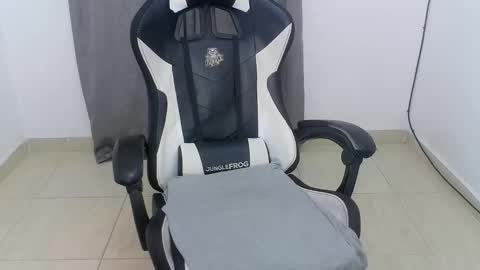 Snapshot of andres180950734 chatting on October 13, 10:04 am andres180950734 online show from October 13, 10:04 am