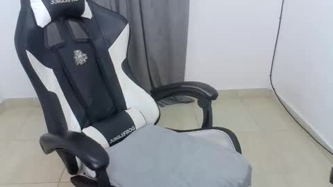 Snapshot of andres180950734 chatting on October 25, 11:29 am andres180950734 online show from October 25, 11:29 am