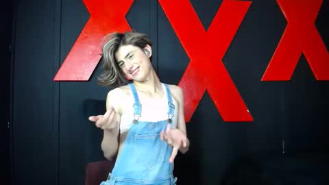 Snapshot of andres992563 chatting on February 19, 2:57 pm Alann online show from February 19, 2:57 pm