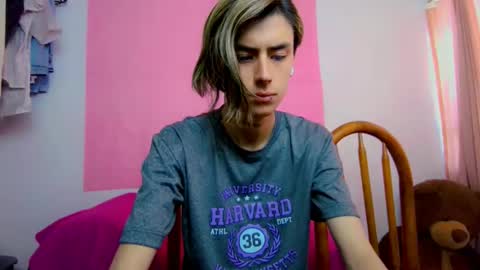 Snapshot of andres992563 chatting on March 3, 2:45 pm Alann online show from March 3, 2:45 pm