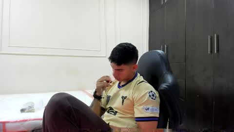 Snapshot of andres_stud chatting on April 18, 4:27 am andres_stud online show from April 18, 4:27 am