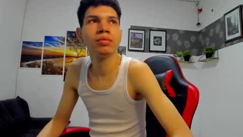 Snapshot of andrew_2811 chatting on October 22, 4:02 am andrew_2811 online show from October 22, 4:02 am