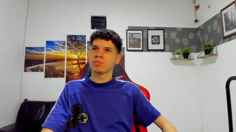 Snapshot of andrew_2811 chatting on December 14, 5:35 am andrew_2811 online show from December 14, 5:35 am