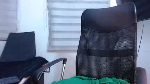 Snapshot of andrew_holden__ chatting on February 21, 2:01 am andrew_holden__ online show from February 21, 2:01 am