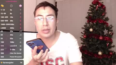 Snapshot of andrewmhilton_ chatting on December 23, 2:13 am andrewmhilton_ online show from December 23, 2:13 am