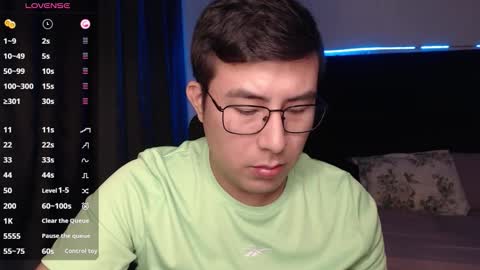 Snapshot of andrewmhilton_ chatting on November 14, 7:18 am andrewmhilton_ online show from November 14, 7:18 am