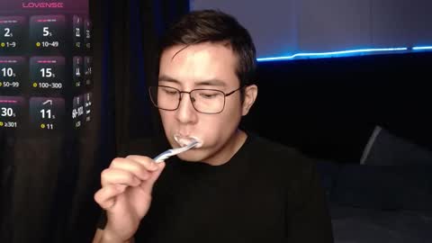 Snapshot of andrewmhilton_ chatting on November 27, 5:20 am andrewmhilton_ online show from November 27, 5:20 am