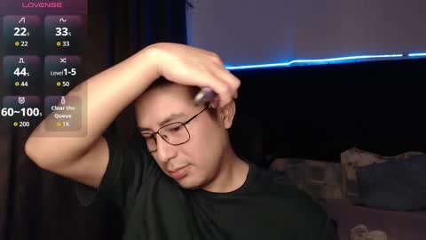 Snapshot of andrewmhilton_ chatting on December 15, 6:17 am andrewmhilton_ online show from December 15, 6:17 am