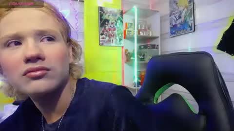 Snapshot of andy_staar18 chatting on November 28, 8:11 pm andy online show from November 28, 8:11 pm