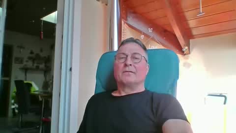 Snapshot of andybayern chatting on March 6, 12:01 pm andybayern online show from March 6, 12:01 pm