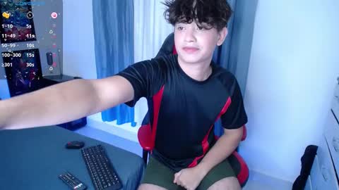 Snapshot of andyboy_19 chatting on December 13, 11:28 pm andy online show from December 13, 11:28 pm