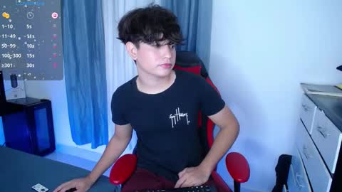 Snapshot of andyboy_19 chatting on December 20, 10:54 pm andy online show from December 20, 10:54 pm