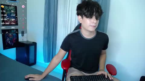 Snapshot of andyboy_19 chatting on December 29, 2:38 am andy online show from December 29, 2:38 am