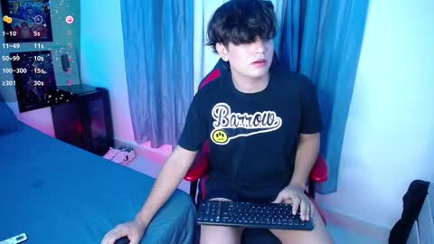 Snapshot of andyboy_19 chatting on January 22, 11:53 pm andy online show from January 22, 11:53 pm