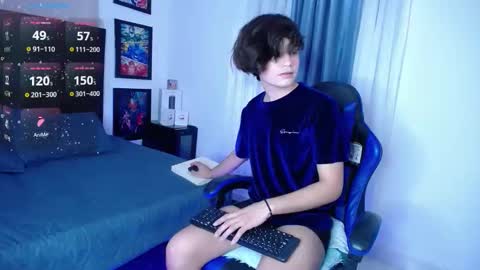 Snapshot of andyboy_19 chatting on October 28, 10:34 pm andy online show from October 28, 10:34 pm