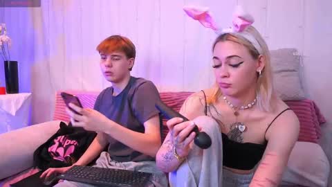 Snapshot of andyjey_ chatting on October 17, 7:27 pm Mandy and Andy online show from October 17, 7:27 pm