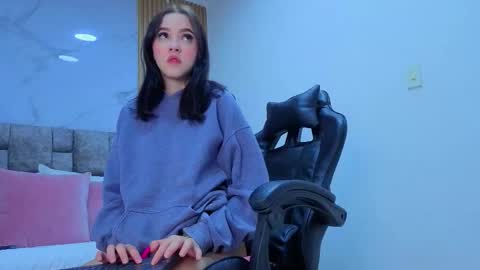 Snapshot of angel__kiss chatting on November 13, 11:31 am angel__kiss online show from November 13, 11:31 am