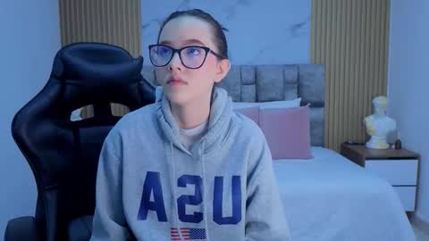 Snapshot of angel__kiss chatting on December 15, 11:25 am angel__kiss online show from December 15, 11:25 am