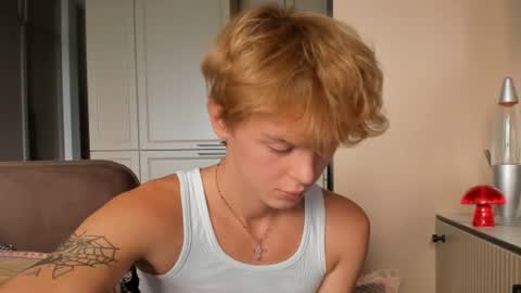 angel_andreww online show from June 16, 9:01 am