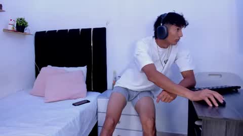 angel_boy0 online show from July 3, 8:15 pm