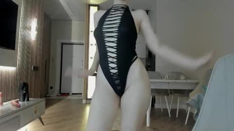 Snapshot of angel_cakee chatting on June 4, 7:09 pm Luluu Chu online show from June 4, 7:09 pm
