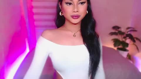 Snapshot of angel_eloaxx chatting on June 18, 2:21 pm Angel online show from June 18, 2:21 pm