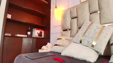 Nicolle  online show from February 14, 2:44 pm