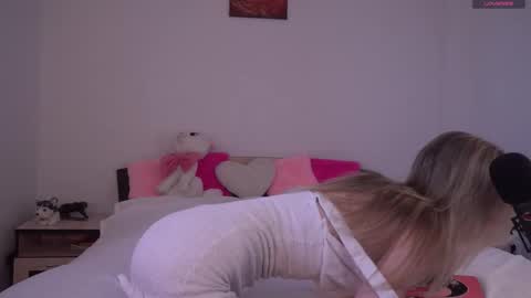 Snapshot of angel_quincy chatting on February 19, 9:49 am angel_quincy online show from February 19, 9:49 am