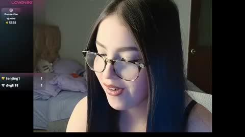 Snapshot of angel_sweet_v chatting on March 16, 1:33 am Sweet Angel online show from March 16, 1:33 am