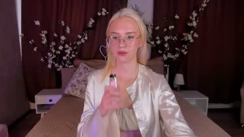 Snapshot of angel_tessa chatting on June 15, 5:42 am Angelica online show from June 15, 5:42 am
