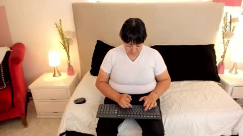 angel_velvet_ online show from October 24, 11:06 am