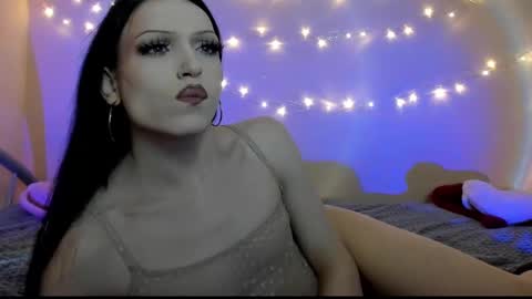 Snapshot of angel_wavee chatting on December 20, 2:49 pm Angel Love online show from December 20, 2:49 pm